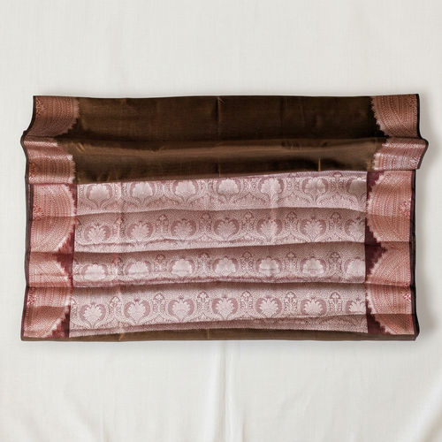 Background-only retry of the original open-pallu saree on off-white linen