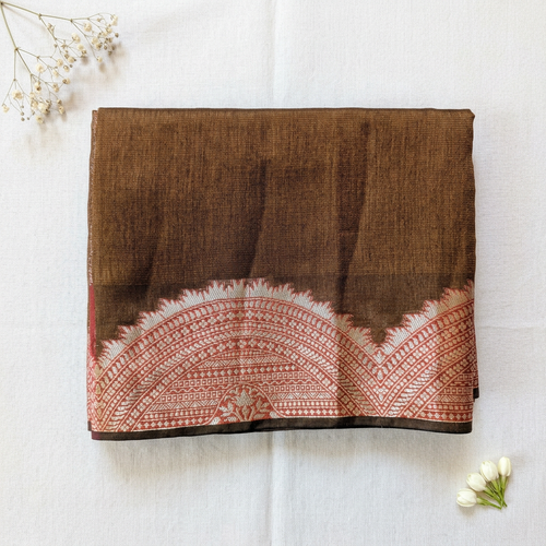 Saree on off-white linen with minimal mogra buds and dried flowers